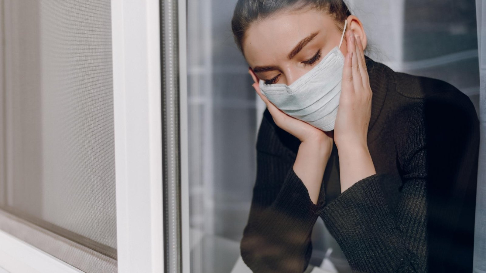 muchacha-atractiva-joven-mascara-medica-protectora-mira-ventana-aislamiento-epidemia-aislamiento-casa