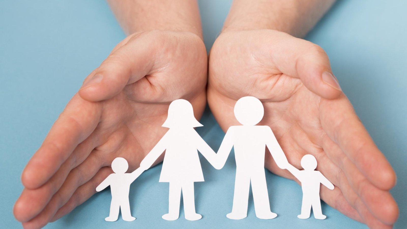 vista-frontal-persona-tenencia-manos-lindo-papel-familia